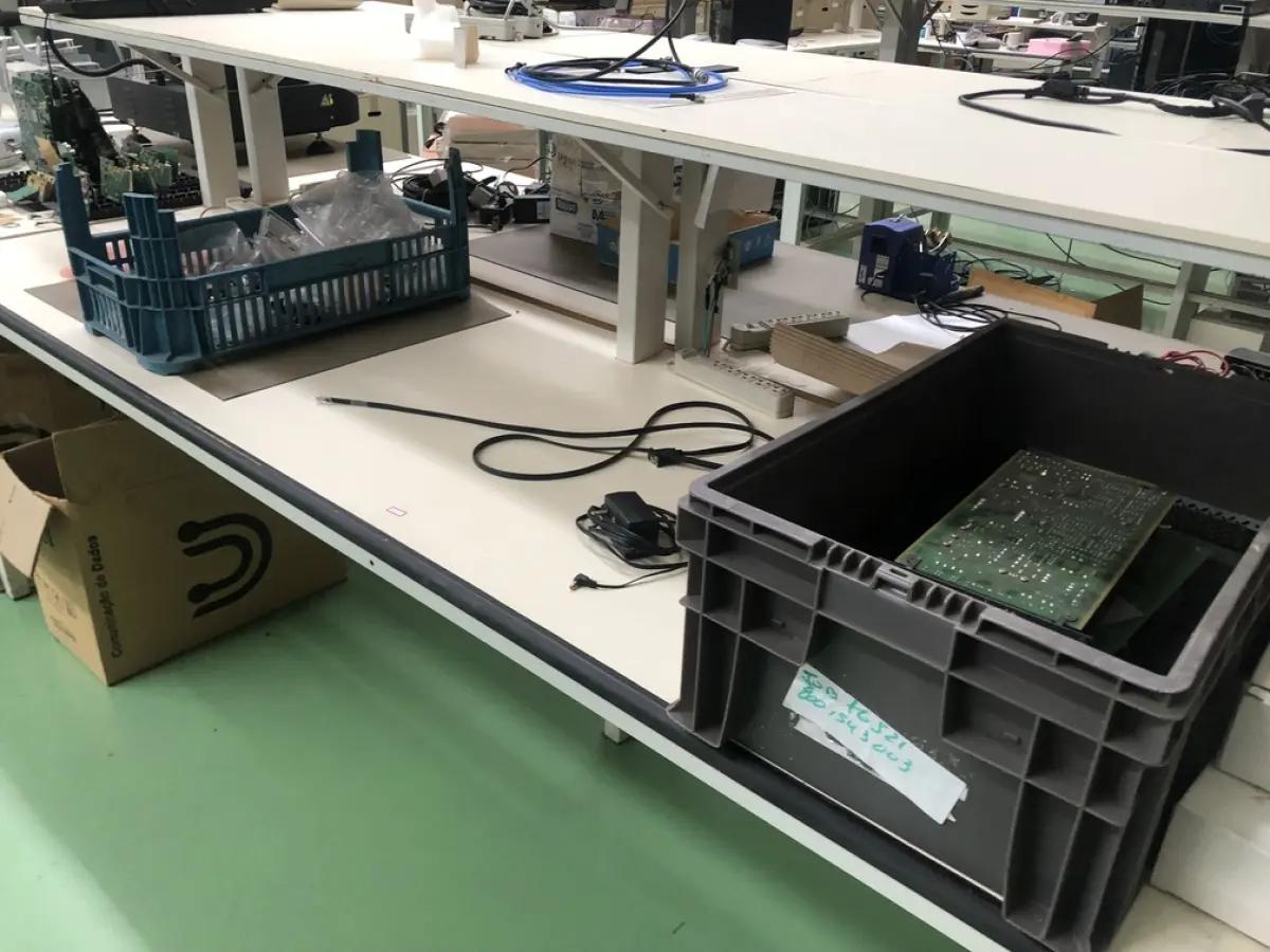 LOTE 331 - Bancada com prateleira 