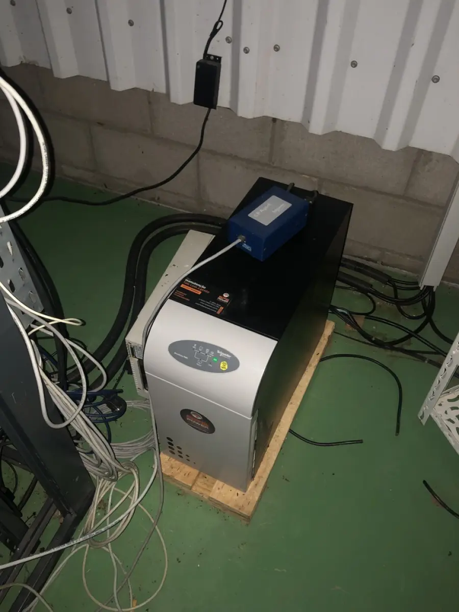 LOTE 358 - Cpus, cadeira com rodas, servidor, rack, prateleira, estabilizador , ar condicionado (não foram localizados a parte condesadora), 2 armarios de metal. Acompanha o fundo de comercio, pois tem a tecnologia armazenada.