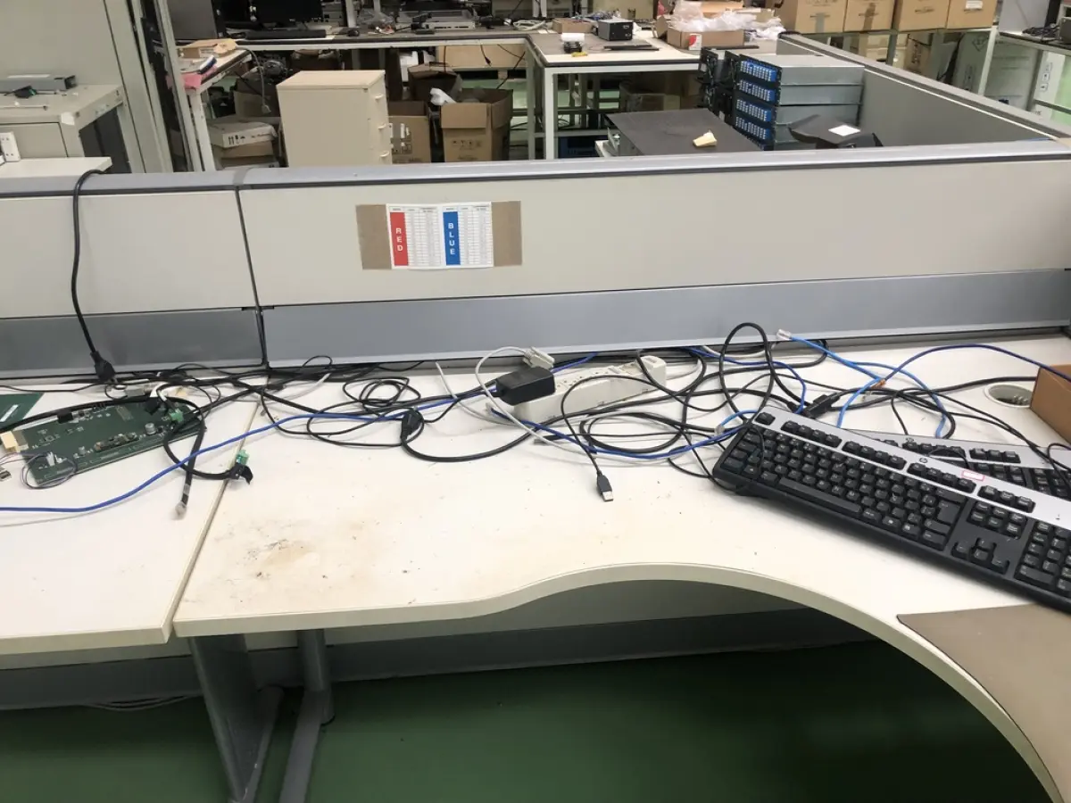 LOTE 319 - Placas de rede, equipamento de teste, telefones, teclados, 