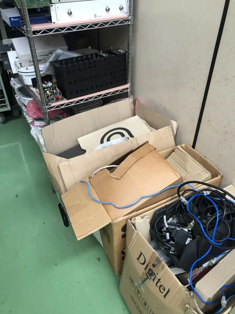 LOTE 359 - Fios, prateleira com rodas, equipamentos eletronicos, roteadores, modens 