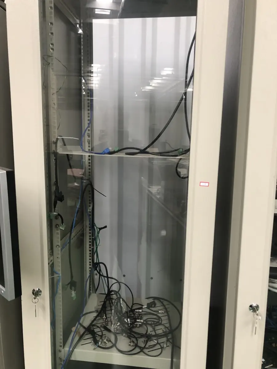 LOTE 338 - Rack com equipamentos de teste 