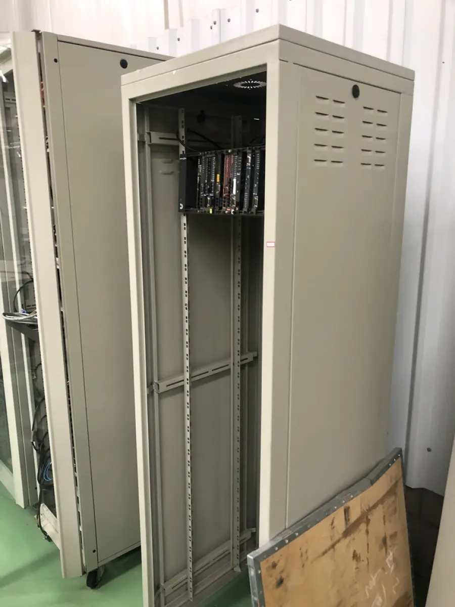 LOTE 330 - Rack com equipamentos de teste 