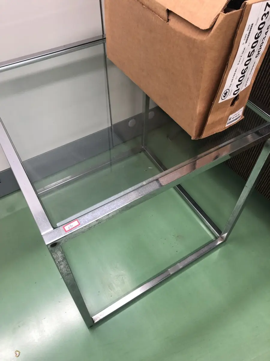 LOTE 186 - Aparador em metal e vidro 