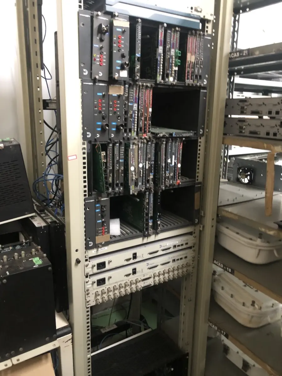 LOTE 354 - Equipamentos de teste, rack com equipementos de teste 