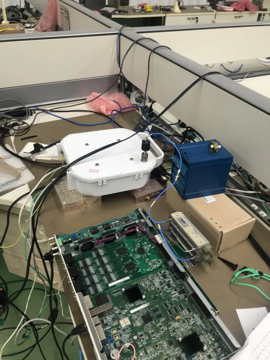 LOTE 305 - Antenas, cpu, modem, equipamento de teste, lupa, monitor teclado, mouse, exaustor