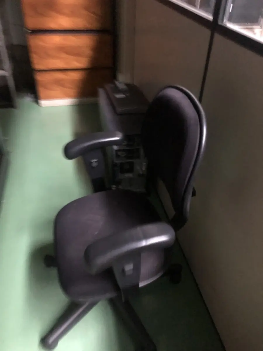 LOTE 358 - Cpus, cadeira com rodas, servidor, rack, prateleira, estabilizador , ar condicionado (não foram localizados a parte condesadora), 2 armarios de metal. Acompanha o fundo de comercio, pois tem a tecnologia armazenada.