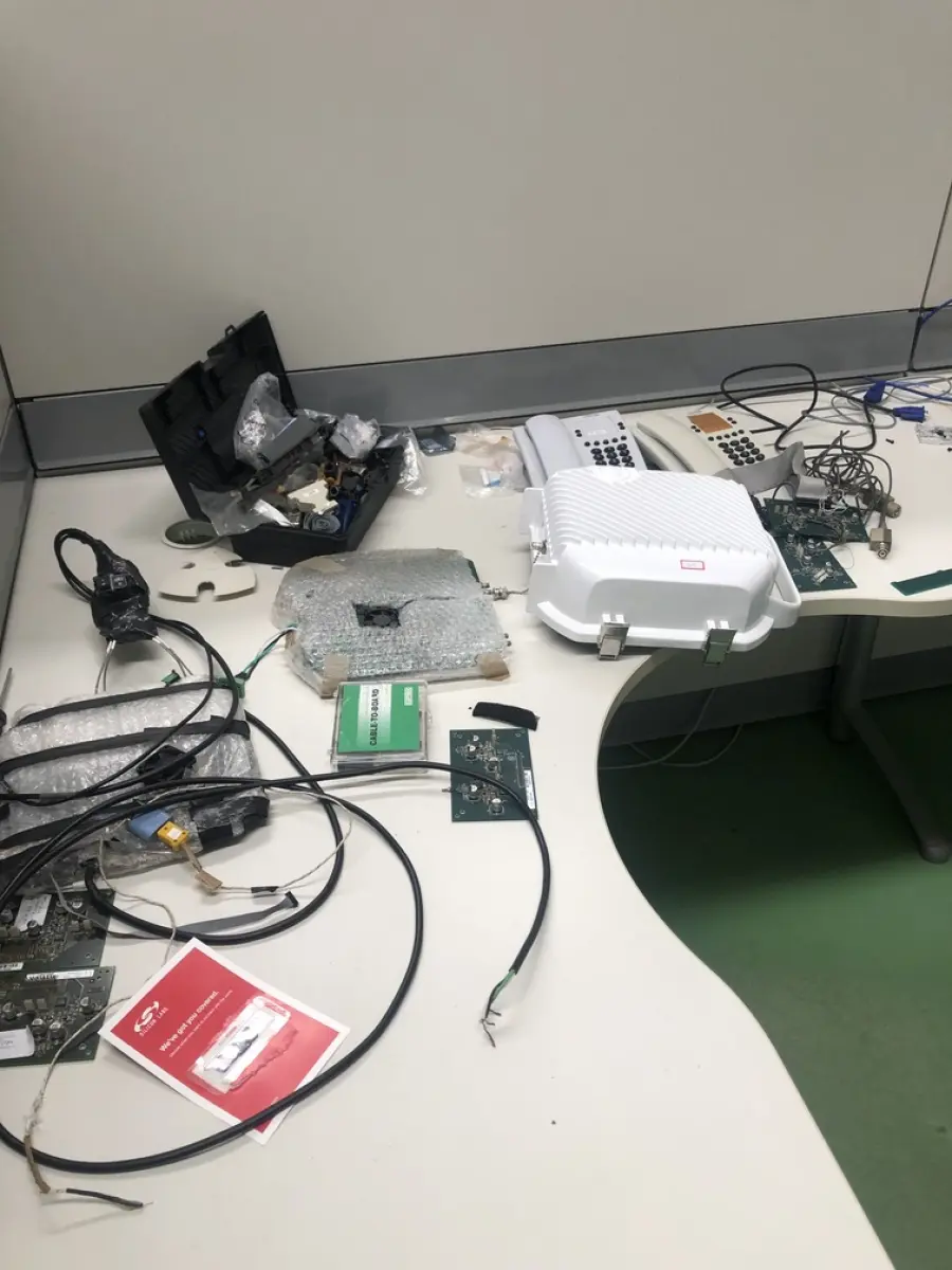 LOTE 305 - Antenas, cpu, modem, equipamento de teste, lupa, monitor teclado, mouse, exaustor