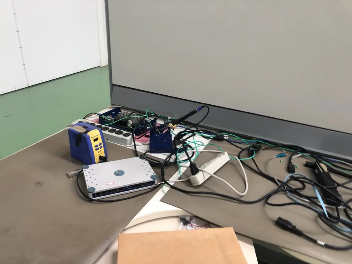 LOTE 312 - 2 monitores, teclado e mouse, roteadores, antena , monitor, cpu, monitor 