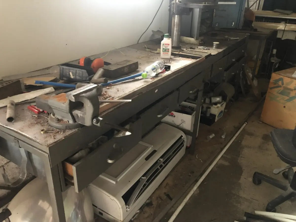 LOTE 516 - Bancada com morsa e gavetas com peças 