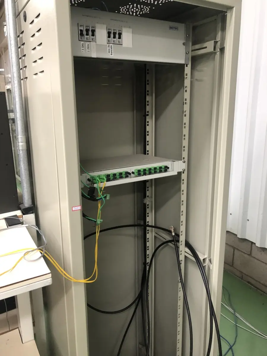 LOTE 325 - Rack com equipamentos de teste 