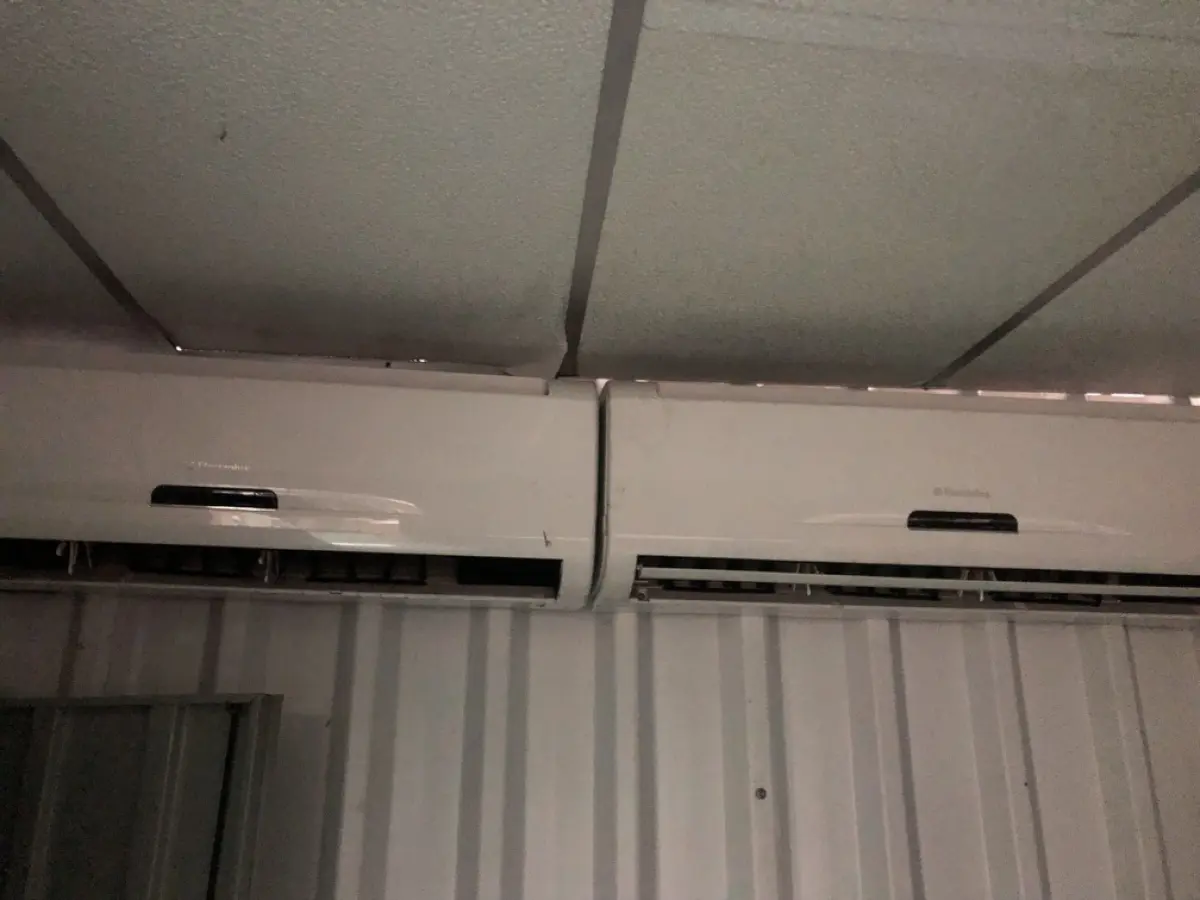 LOTE 358 - Cpus, cadeira com rodas, servidor, rack, prateleira, estabilizador , ar condicionado (não foram localizados a parte condesadora), 2 armarios de metal. Acompanha o fundo de comercio, pois tem a tecnologia armazenada.