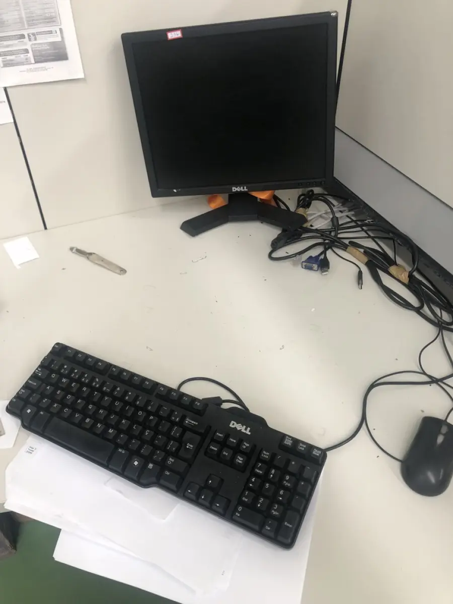 LOTE 236 - Monitor, teclado e mouse 