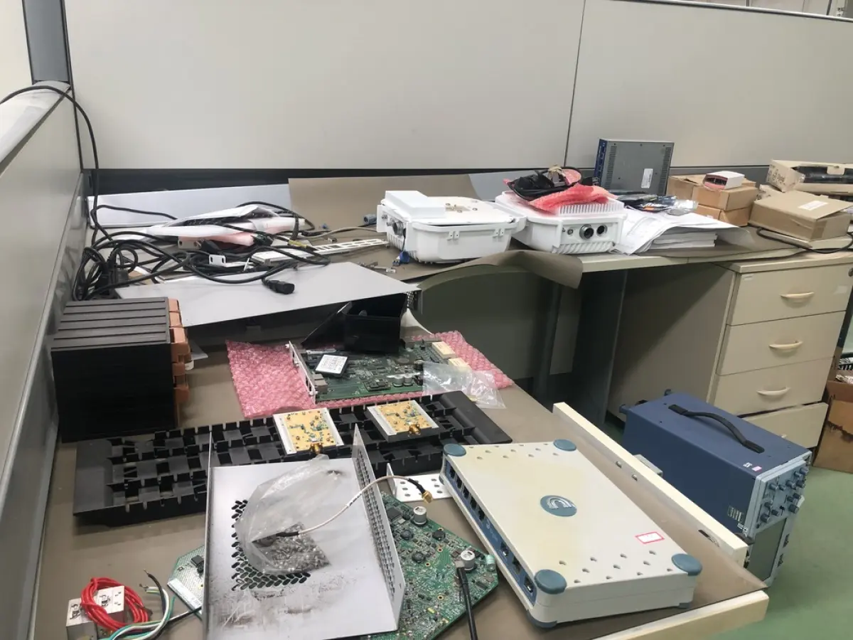 LOTE 295 - Roteadores, antenas, equipamento de teste, cabos 