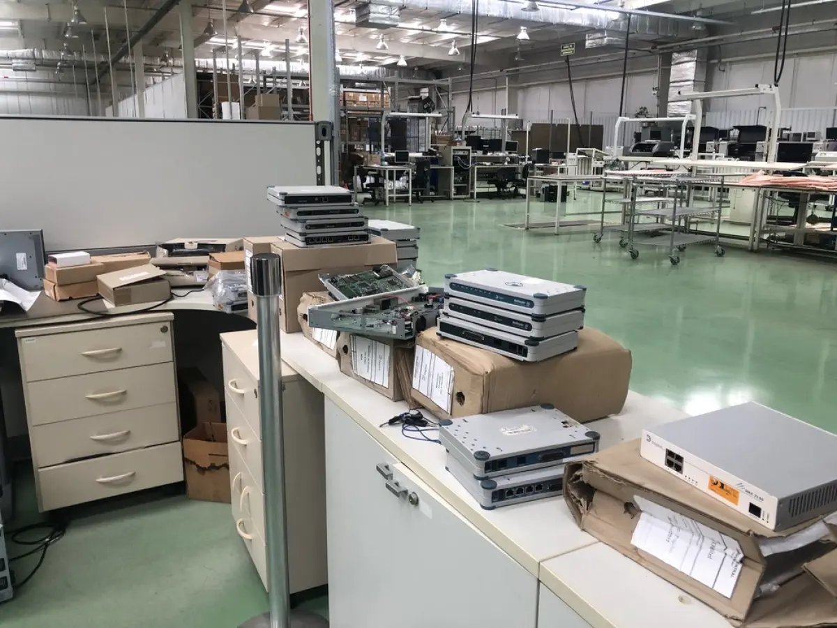 LOTE 295 - Roteadores, antenas, equipamento de teste, cabos 