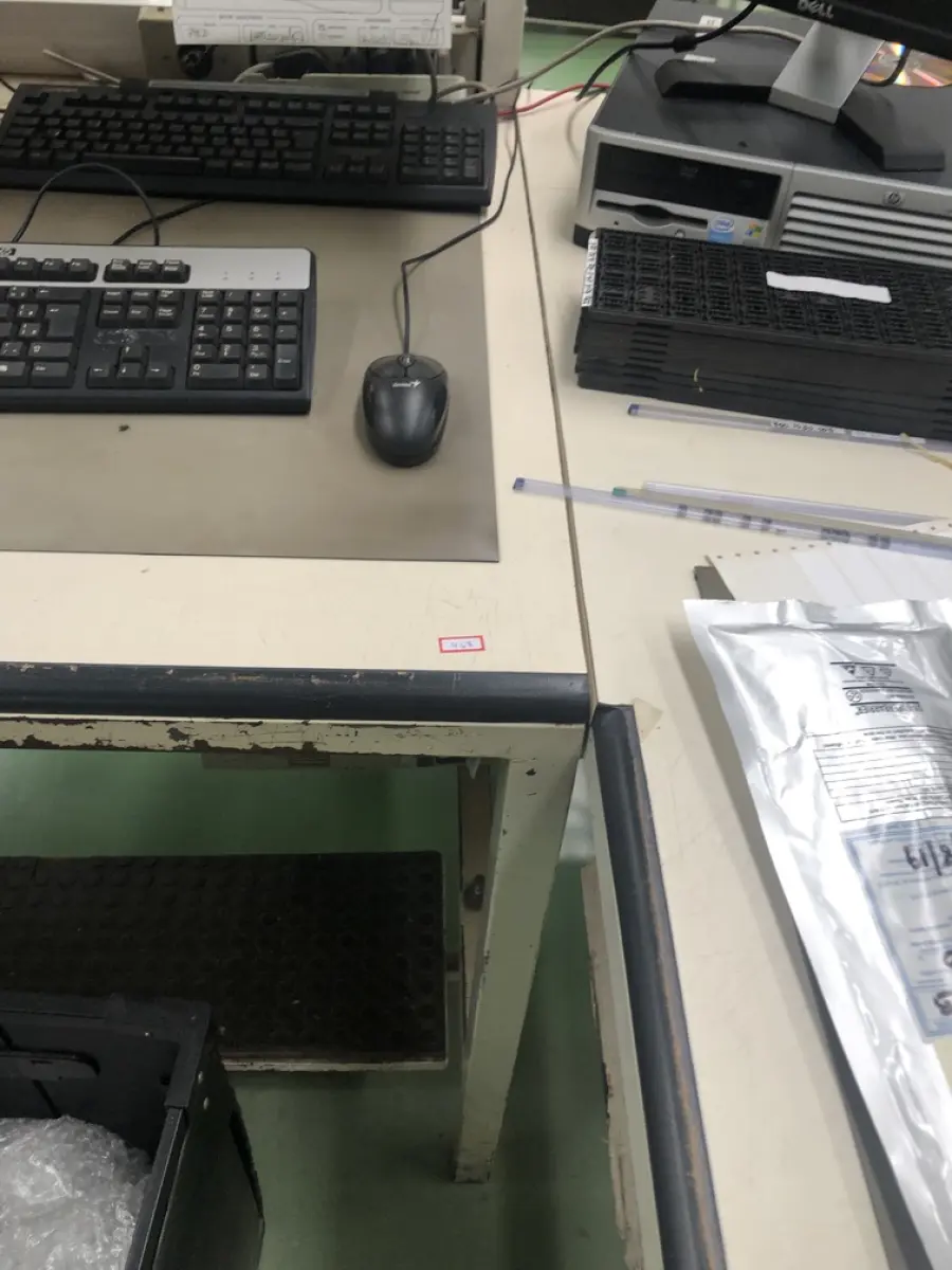 LOTE 468 - Bancada em L com prateleira e computadores 