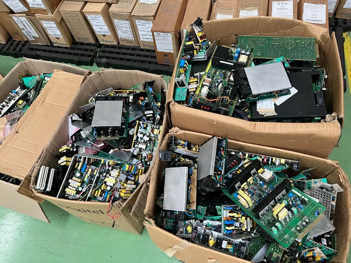 LOTE 587 - Lote de sucata de produtos fora de linha 