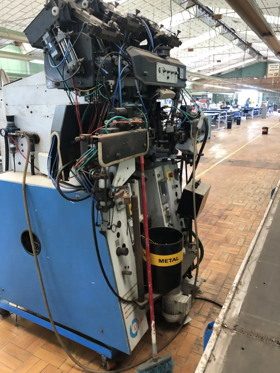 LOTE 201 - Máquina de fechar traseiro USM