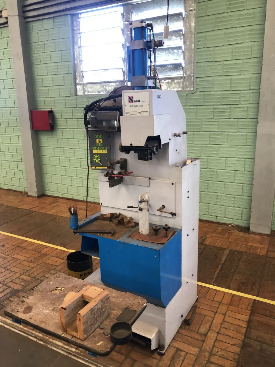 LOTE 207 - Máquina de pregar salto 