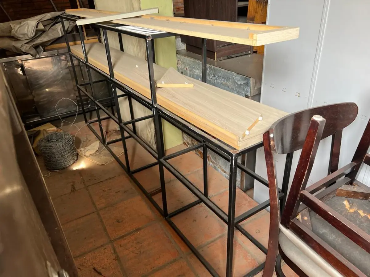 LOTE 001 - LISTAGEM GRANDE DE BENS DE LANCHERIA - PROJETOR, MESAS, CADEIRAS, FRITADEIRAS A GAS E ELETRICAS, FREEZERS, GELADEIRA, TELA, COMPUTADOR, LIXEIRA, FRIGOBAR,  FORNO CONVECTOR, CHAPA BIFETEIRA, AR CONDICIONADO SO FRENTE.