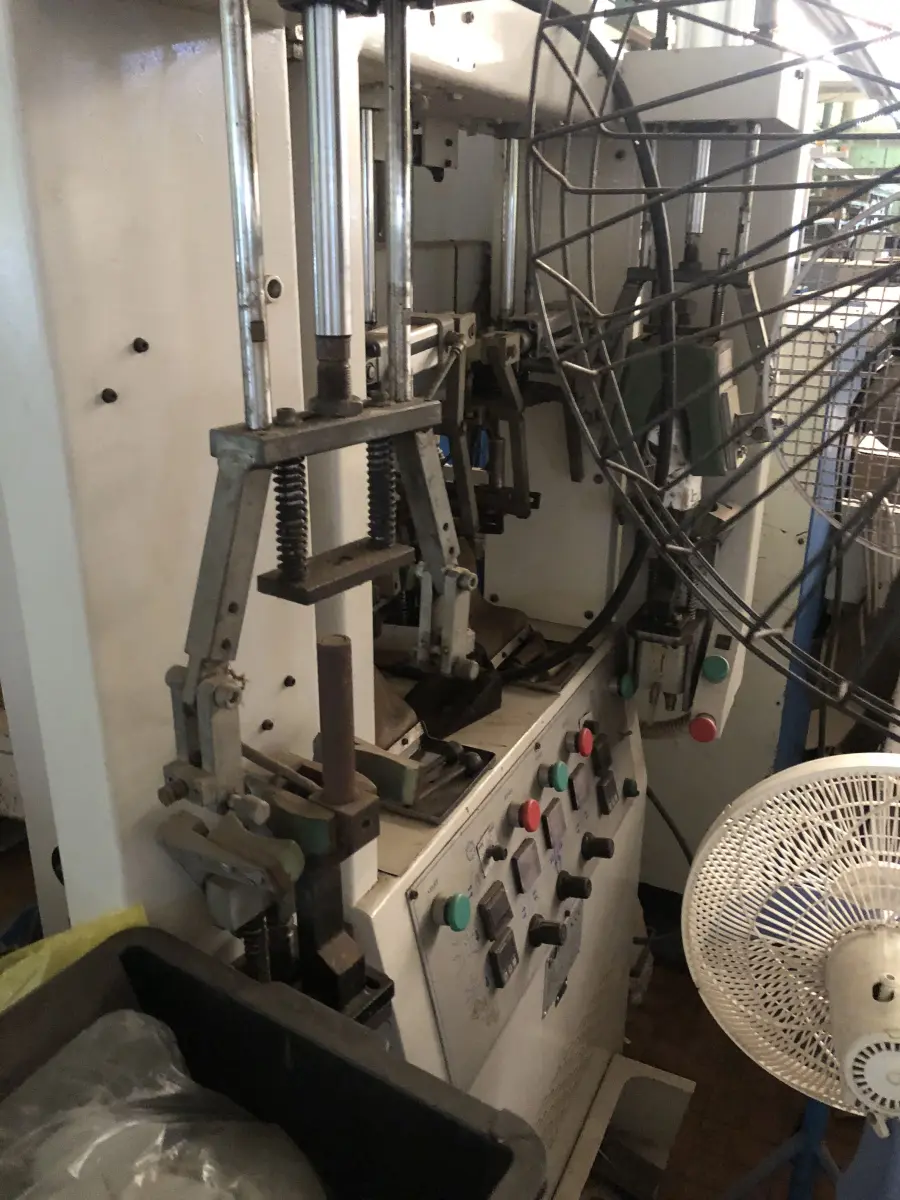 LOTE 166 - prensa contraforte 4 portas