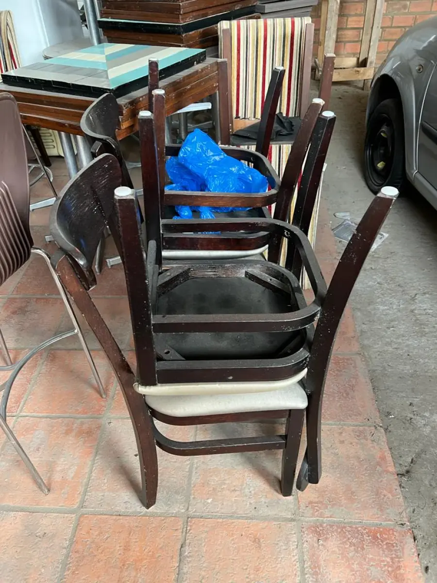 LOTE 001 - LISTAGEM GRANDE DE BENS DE LANCHERIA - PROJETOR, MESAS, CADEIRAS, FRITADEIRAS A GAS E ELETRICAS, FREEZERS, GELADEIRA, TELA, COMPUTADOR, LIXEIRA, FRIGOBAR,  FORNO CONVECTOR, CHAPA BIFETEIRA, AR CONDICIONADO SO FRENTE.