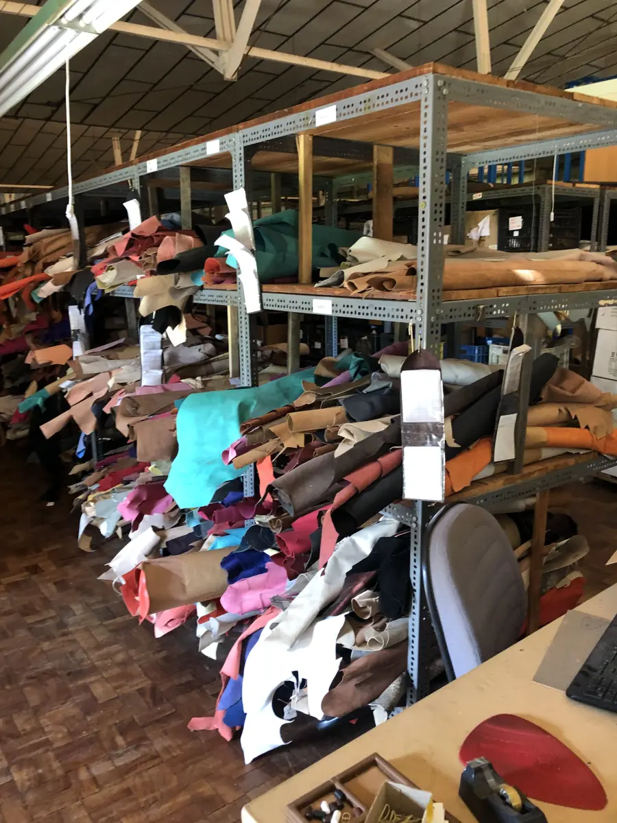 LOTE 189 - Lote com prateleira de couro natural