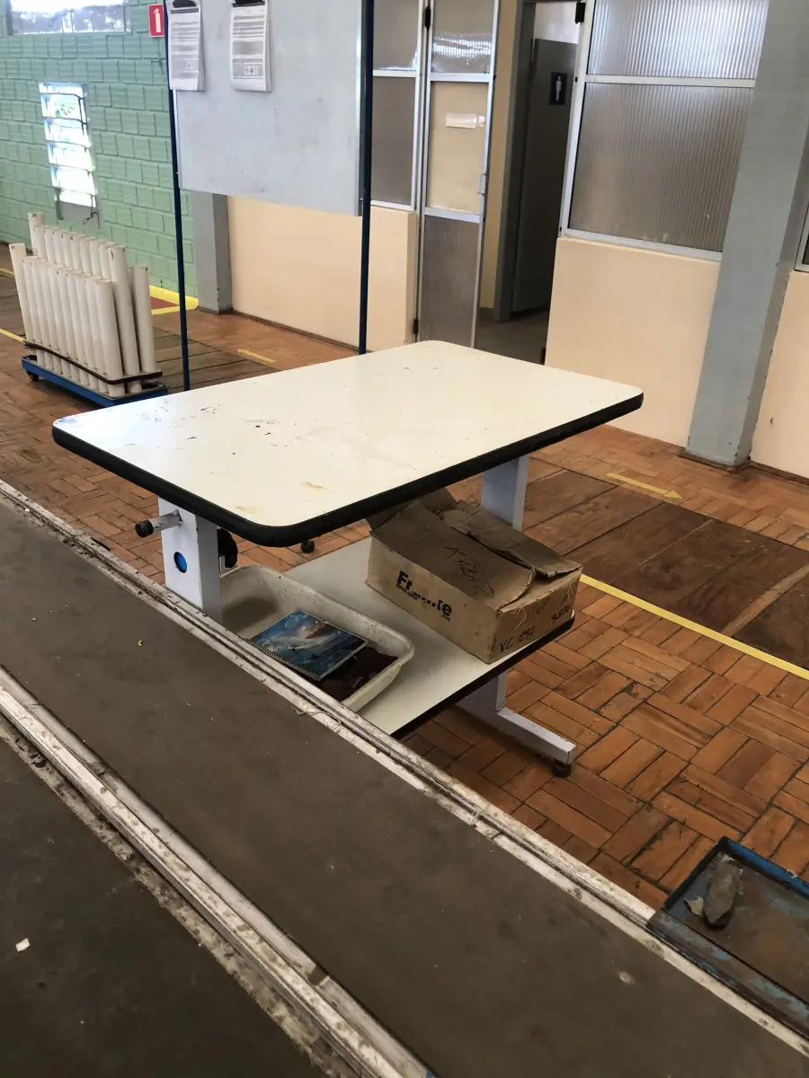 LOTE 205 - Mesa para máquina 