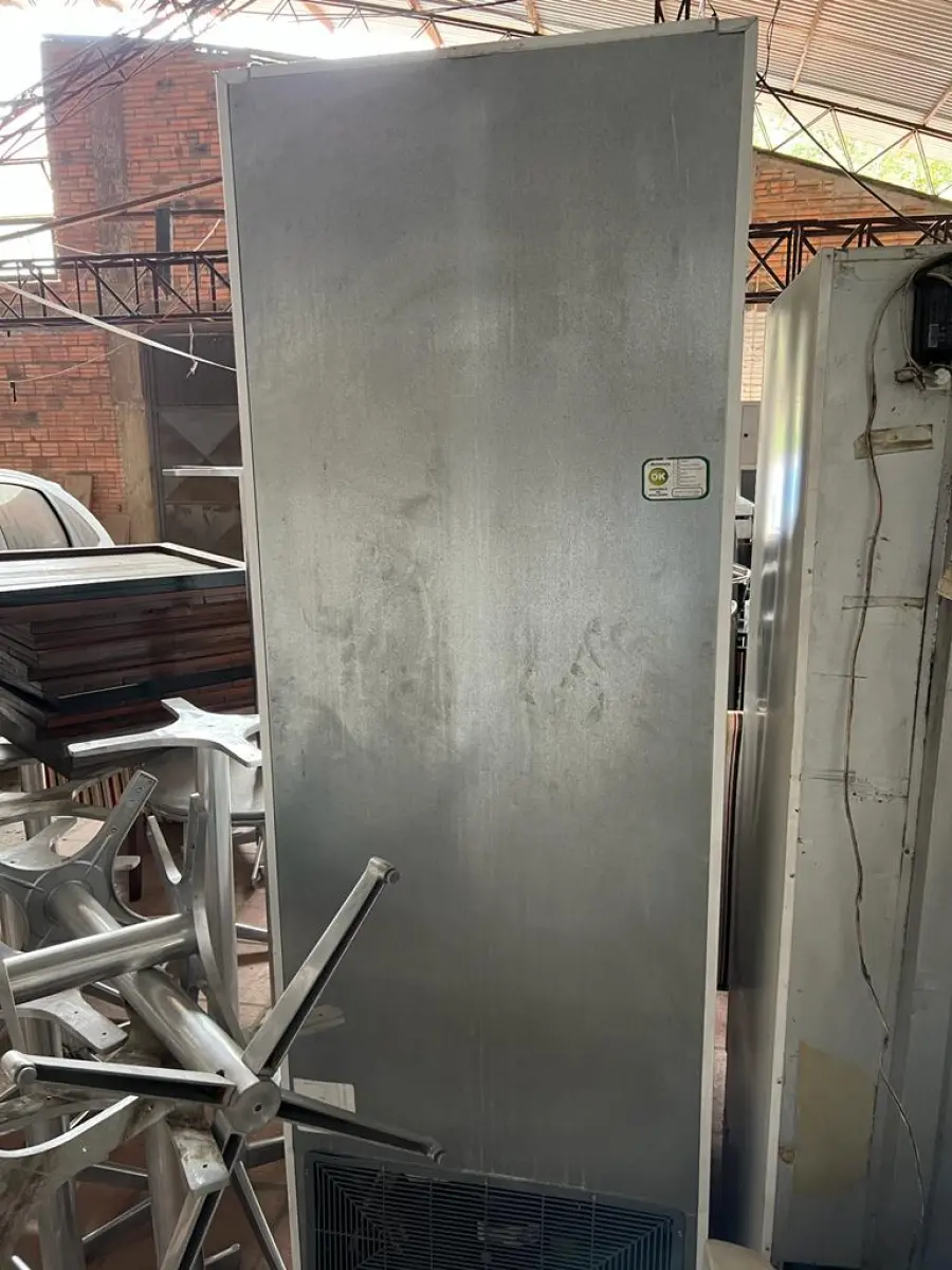 LOTE 001 - LISTAGEM GRANDE DE BENS DE LANCHERIA - PROJETOR, MESAS, CADEIRAS, FRITADEIRAS A GAS E ELETRICAS, FREEZERS, GELADEIRA, TELA, COMPUTADOR, LIXEIRA, FRIGOBAR,  FORNO CONVECTOR, CHAPA BIFETEIRA, AR CONDICIONADO SO FRENTE.