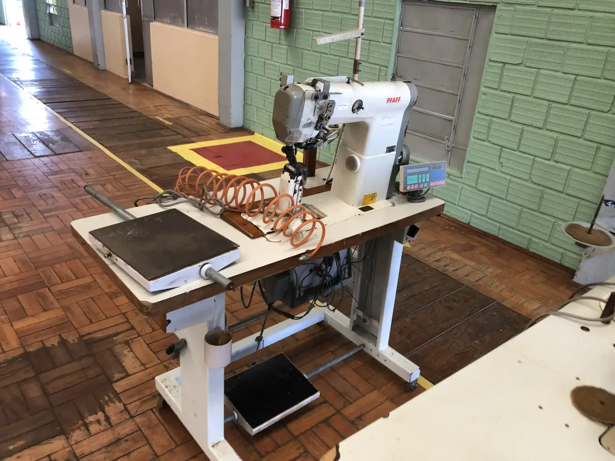 LOTE 192 - 3 máquinas de costura Pfaff
