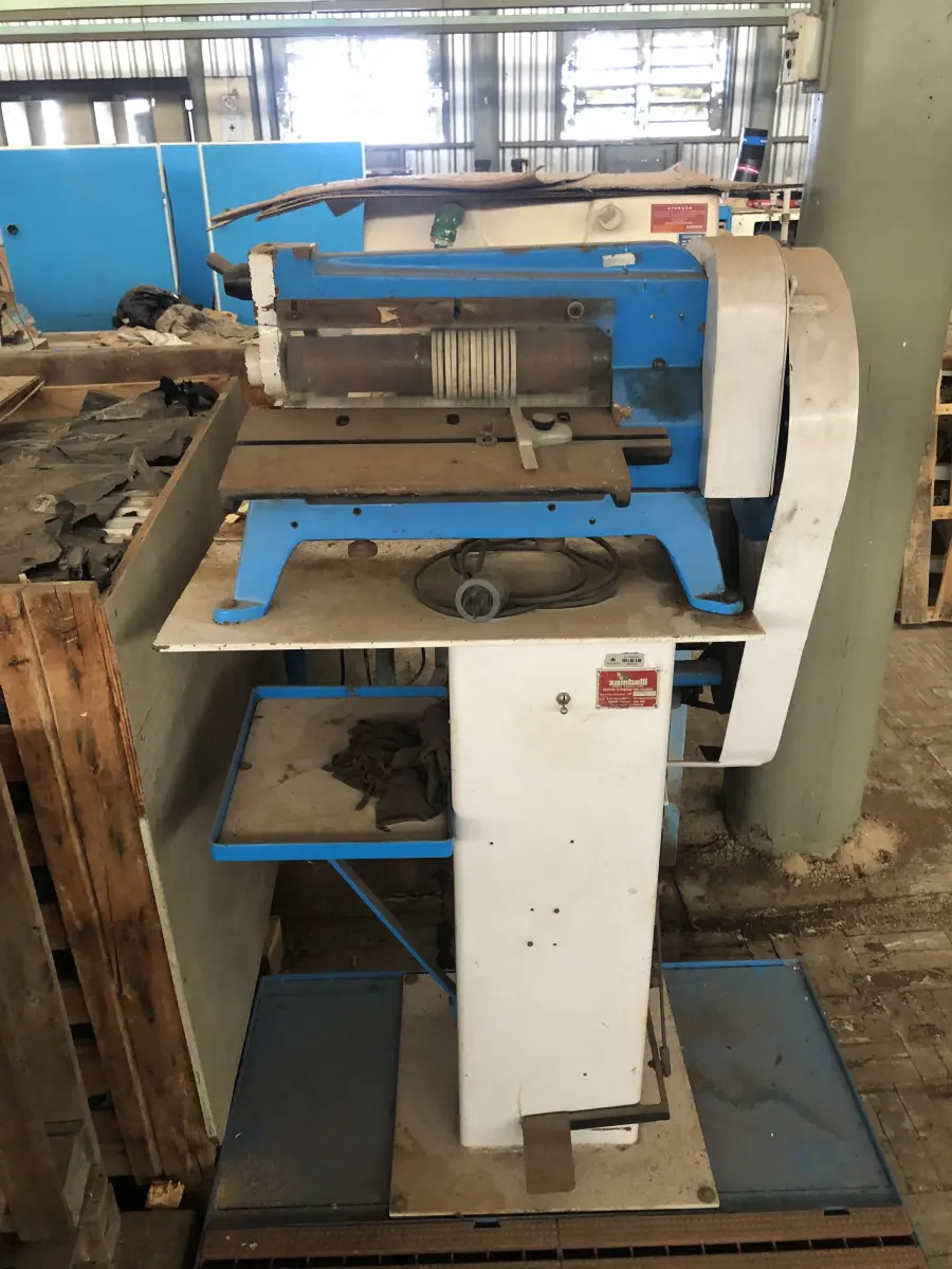 LOTE 133 - maq de cortar tiras Zambeli