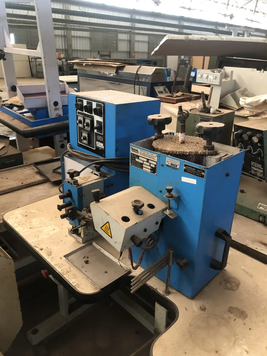 LOTE 056 - máquina de virar com cola marca Kehl