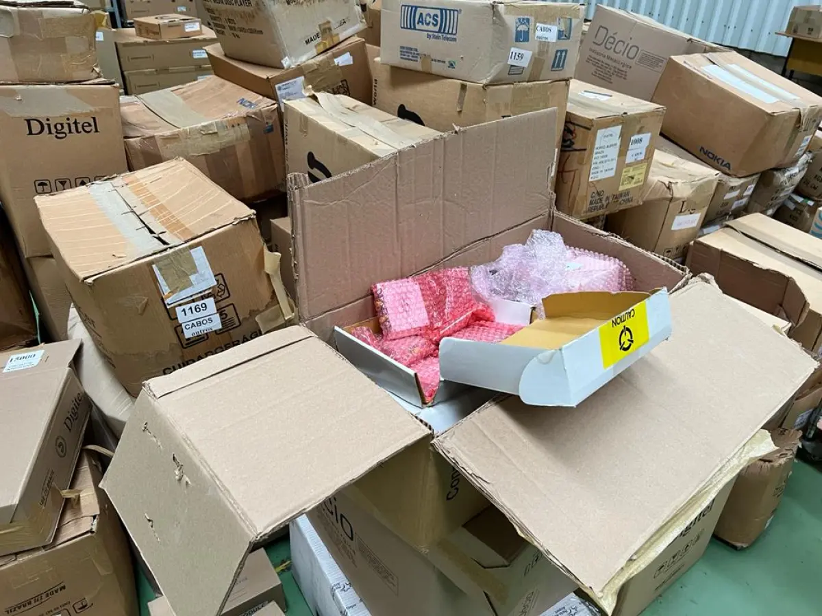 LOTE 587 - Lote de sucata de produtos fora de linha 