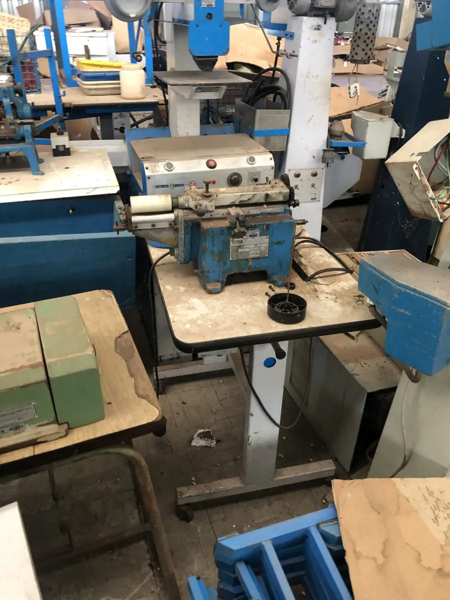 LOTE 127 - maq de passar cola