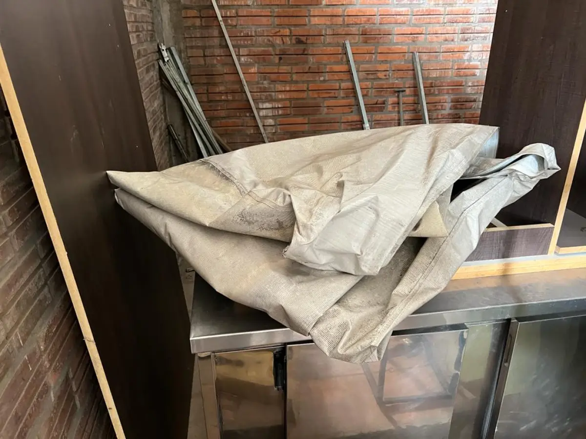 LOTE 001 - LISTAGEM GRANDE DE BENS DE LANCHERIA - PROJETOR, MESAS, CADEIRAS, FRITADEIRAS A GAS E ELETRICAS, FREEZERS, GELADEIRA, TELA, COMPUTADOR, LIXEIRA, FRIGOBAR,  FORNO CONVECTOR, CHAPA BIFETEIRA, AR CONDICIONADO SO FRENTE.