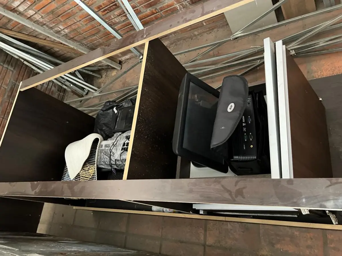 LOTE 001 - LISTAGEM GRANDE DE BENS DE LANCHERIA - PROJETOR, MESAS, CADEIRAS, FRITADEIRAS A GAS E ELETRICAS, FREEZERS, GELADEIRA, TELA, COMPUTADOR, LIXEIRA, FRIGOBAR,  FORNO CONVECTOR, CHAPA BIFETEIRA, AR CONDICIONADO SO FRENTE.