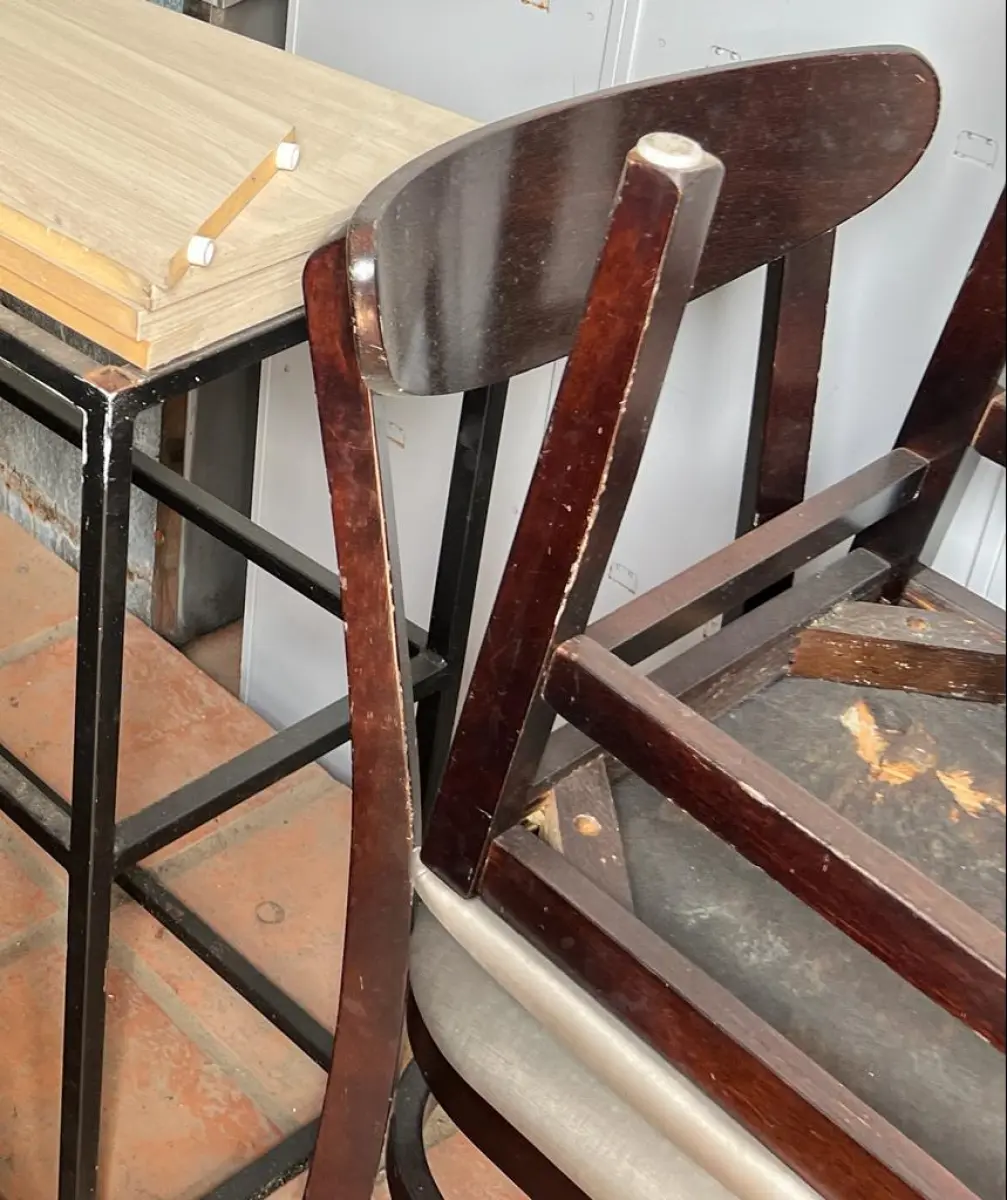 LOTE 001 - LISTAGEM GRANDE DE BENS DE LANCHERIA - PROJETOR, MESAS, CADEIRAS, FRITADEIRAS A GAS E ELETRICAS, FREEZERS, GELADEIRA, TELA, COMPUTADOR, LIXEIRA, FRIGOBAR,  FORNO CONVECTOR, CHAPA BIFETEIRA, AR CONDICIONADO SO FRENTE.