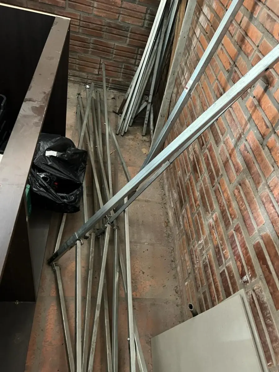 LOTE 001 - LISTAGEM GRANDE DE BENS DE LANCHERIA - PROJETOR, MESAS, CADEIRAS, FRITADEIRAS A GAS E ELETRICAS, FREEZERS, GELADEIRA, TELA, COMPUTADOR, LIXEIRA, FRIGOBAR,  FORNO CONVECTOR, CHAPA BIFETEIRA, AR CONDICIONADO SO FRENTE.