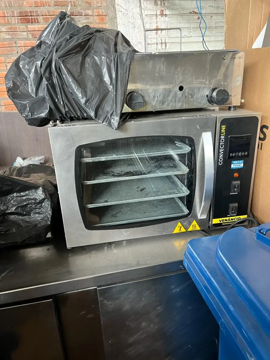 LOTE 001 - LISTAGEM GRANDE DE BENS DE LANCHERIA - PROJETOR, MESAS, CADEIRAS, FRITADEIRAS A GAS E ELETRICAS, FREEZERS, GELADEIRA, TELA, COMPUTADOR, LIXEIRA, FRIGOBAR,  FORNO CONVECTOR, CHAPA BIFETEIRA, AR CONDICIONADO SO FRENTE.