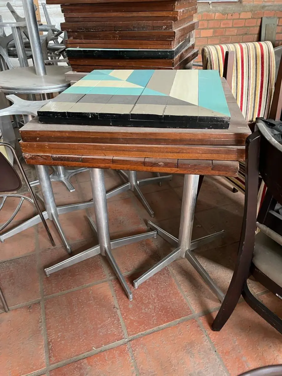 LOTE 001 - LISTAGEM GRANDE DE BENS DE LANCHERIA - PROJETOR, MESAS, CADEIRAS, FRITADEIRAS A GAS E ELETRICAS, FREEZERS, GELADEIRA, TELA, COMPUTADOR, LIXEIRA, FRIGOBAR,  FORNO CONVECTOR, CHAPA BIFETEIRA, AR CONDICIONADO SO FRENTE.