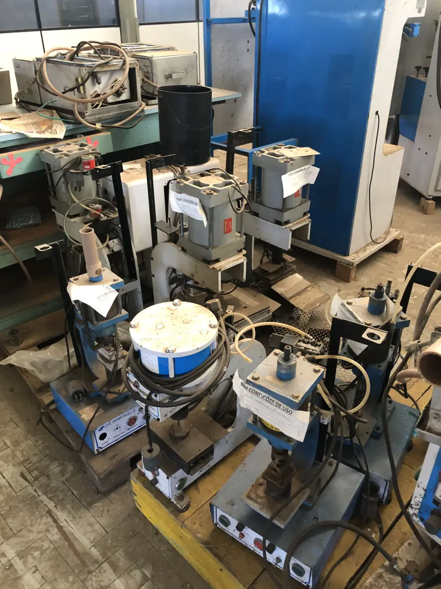 LOTE 111 - 9 prensinhas