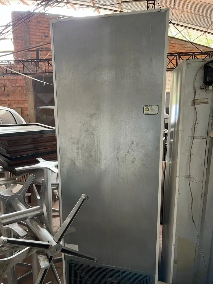 LOTE 001 - LISTAGEM GRANDE DE BENS DE LANCHERIA - PROJETOR, MESAS, CADEIRAS, FRITADEIRAS A GAS E ELETRICAS, FREEZERS, GELADEIRA, TELA, COMPUTADOR, LIXEIRA, FRIGOBAR,  FORNO CONVECTOR, CHAPA BIFETEIRA, AR CONDICIONADO SO FRENTE.