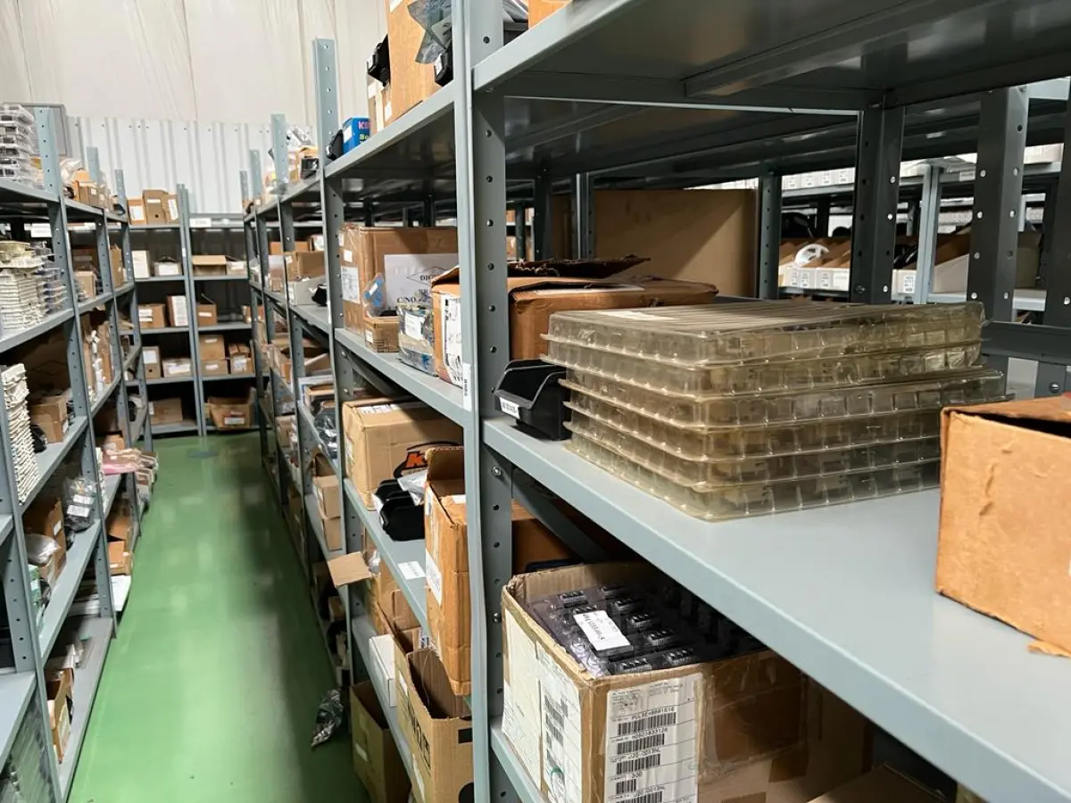 LOTE 001D - antigo lote 586 - alteramos para aparecer na primeira pagina - Estoque de produtos novos como CIRCUITOS INTEGRADOS,  filtros, indutores, transiver opticos, Spartan, Buck Regulator, Unidades Osciladores,    componentes, transistores, placas, grampos, materiais para construção dos modens, etc