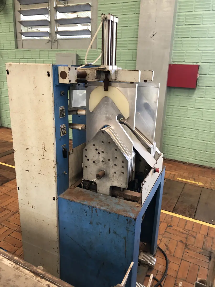 LOTE 199 - Máquina de cambre duplo