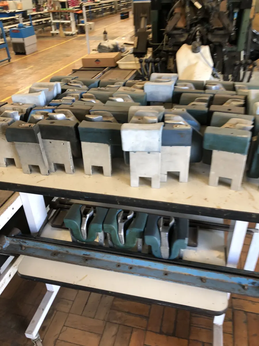 LOTE 197 - Lote de mesa com ferramentas