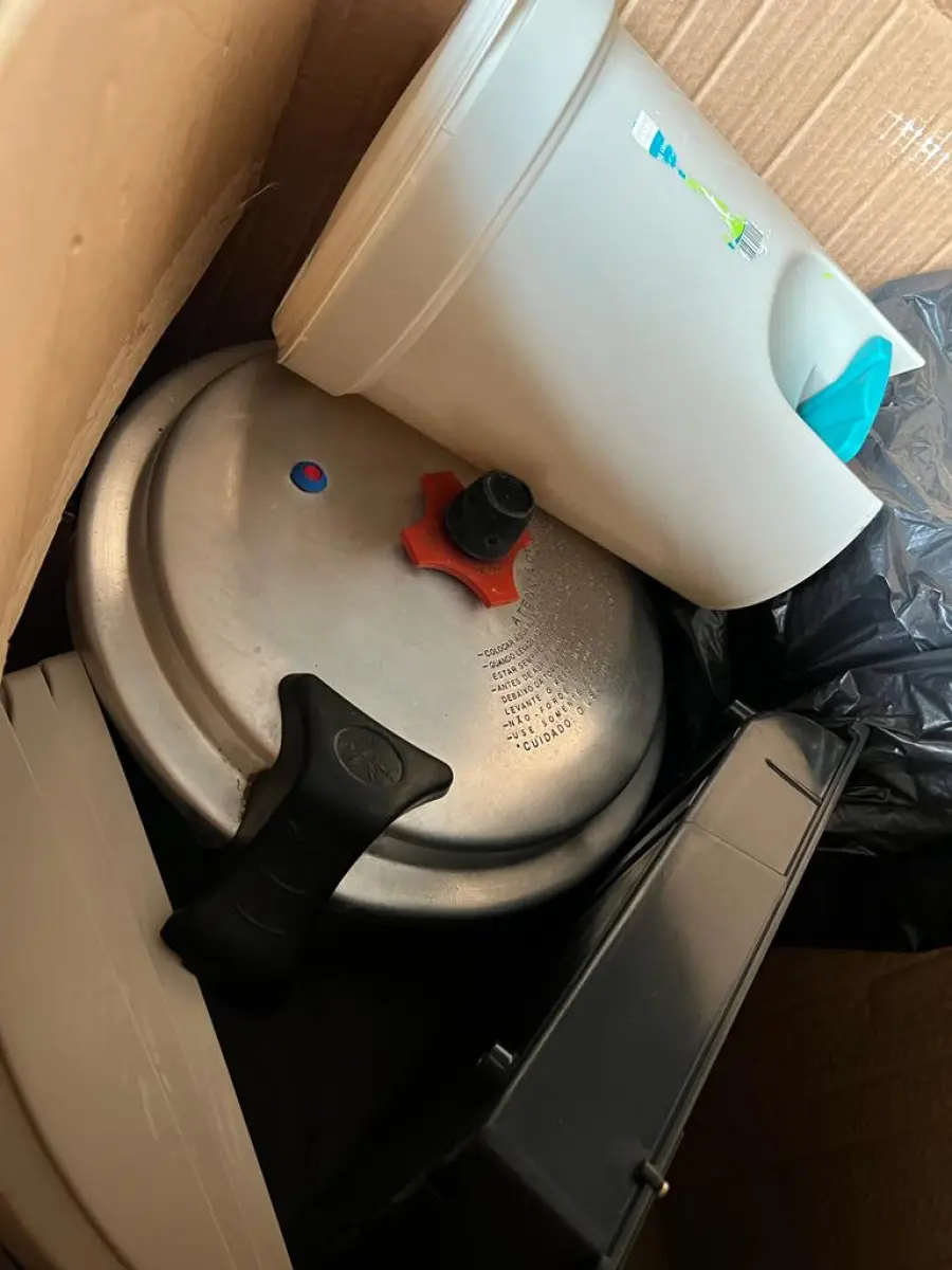 LOTE 001 - LISTAGEM GRANDE DE BENS DE LANCHERIA - PROJETOR, MESAS, CADEIRAS, FRITADEIRAS A GAS E ELETRICAS, FREEZERS, GELADEIRA, TELA, COMPUTADOR, LIXEIRA, FRIGOBAR,  FORNO CONVECTOR, CHAPA BIFETEIRA, AR CONDICIONADO SO FRENTE.