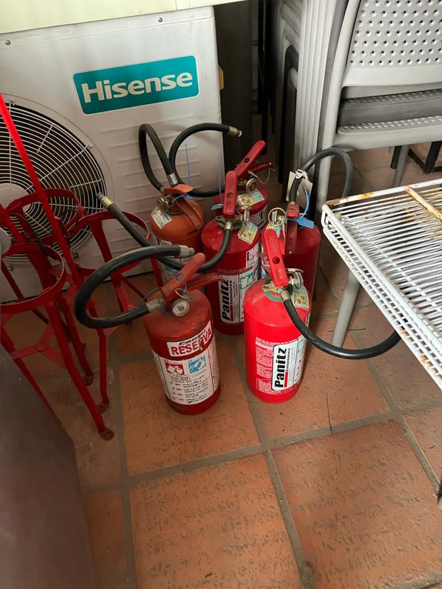 LOTE 001 - LISTAGEM GRANDE DE BENS DE LANCHERIA - PROJETOR, MESAS, CADEIRAS, FRITADEIRAS A GAS E ELETRICAS, FREEZERS, GELADEIRA, TELA, COMPUTADOR, LIXEIRA, FRIGOBAR,  FORNO CONVECTOR, CHAPA BIFETEIRA, AR CONDICIONADO SO FRENTE.