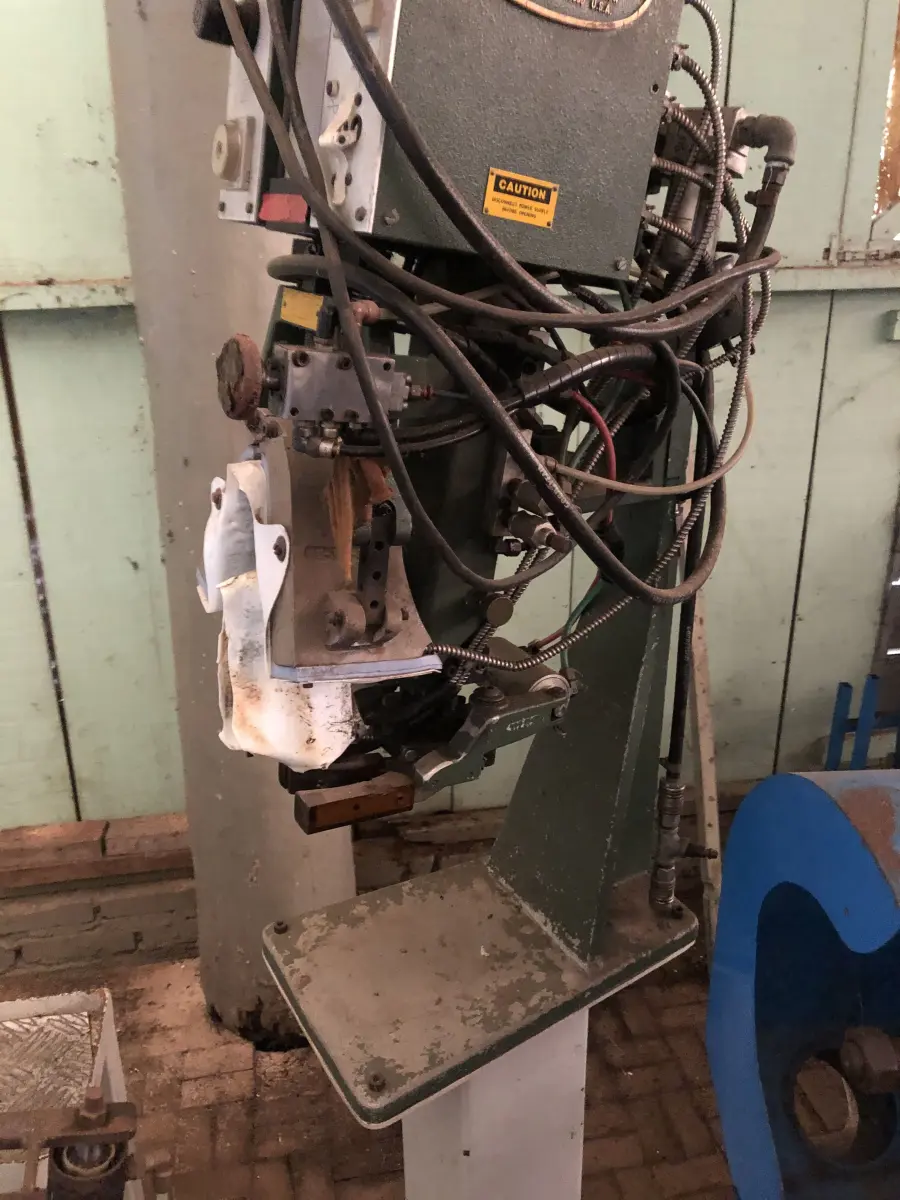 LOTE 172 - máquina de conformar traseiro 1 posto International