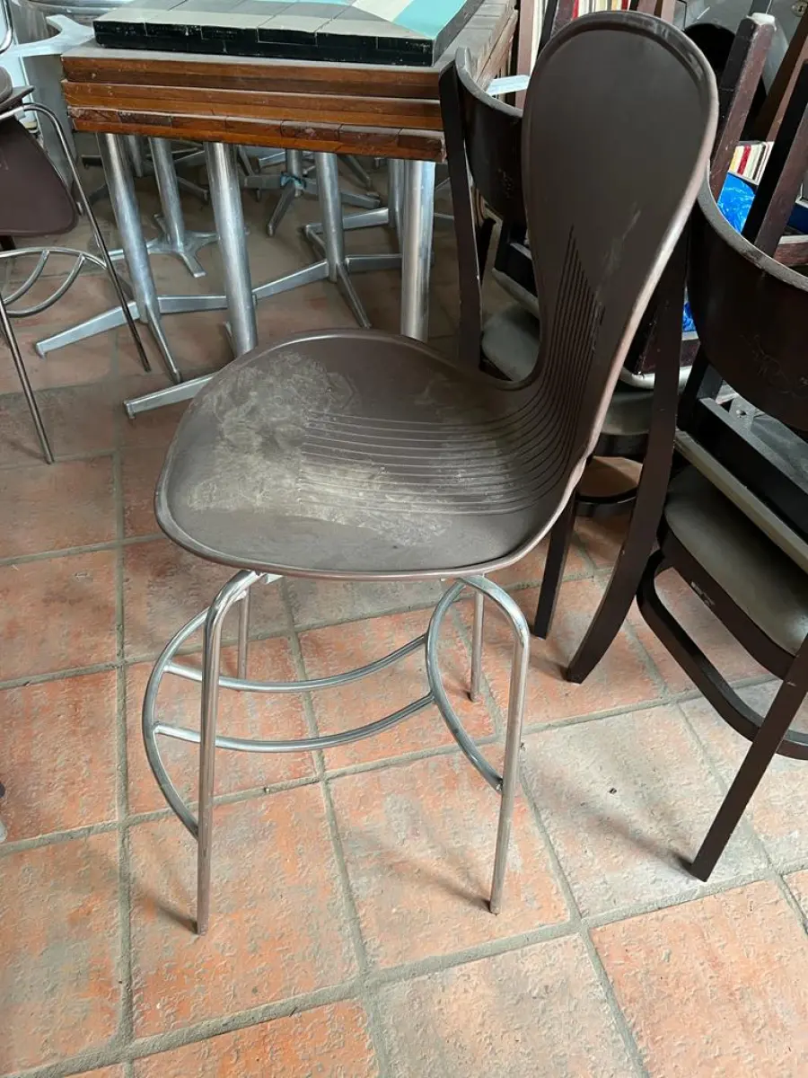 LOTE 001 - LISTAGEM GRANDE DE BENS DE LANCHERIA - PROJETOR, MESAS, CADEIRAS, FRITADEIRAS A GAS E ELETRICAS, FREEZERS, GELADEIRA, TELA, COMPUTADOR, LIXEIRA, FRIGOBAR,  FORNO CONVECTOR, CHAPA BIFETEIRA, AR CONDICIONADO SO FRENTE.