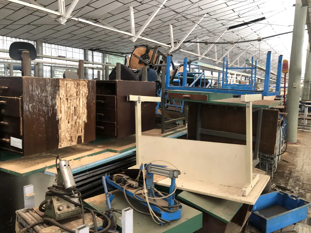 LOTE 033 - lote de moveis e cadeiras diversas