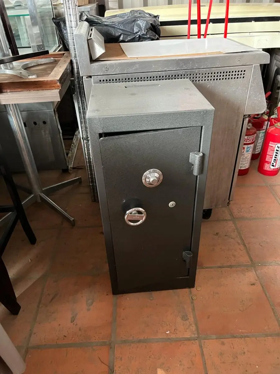 LOTE 001 - LISTAGEM GRANDE DE BENS DE LANCHERIA - PROJETOR, MESAS, CADEIRAS, FRITADEIRAS A GAS E ELETRICAS, FREEZERS, GELADEIRA, TELA, COMPUTADOR, LIXEIRA, FRIGOBAR,  FORNO CONVECTOR, CHAPA BIFETEIRA, AR CONDICIONADO SO FRENTE.